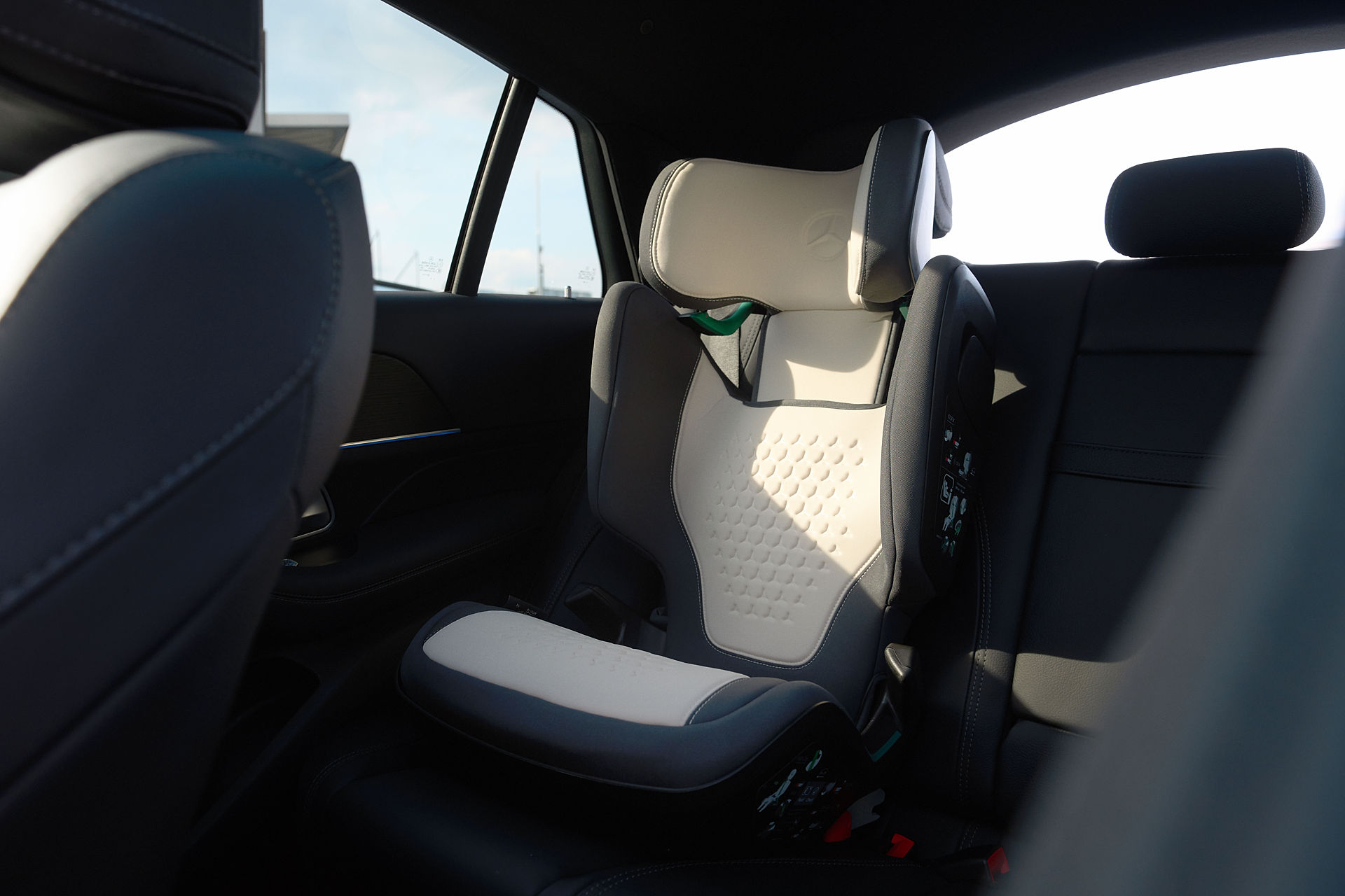 Abgebildet wird der Mercedes-Benz Kindersitz KIDFIX mit der Teilenummer A0009708902 in schwarz beige. Der Sitz ist in einem Fahrzeug eingebaut. Abgebildet wird der Mercedes-Benz Kindersitz KIDFIX mit der Teilenummer A0009708902 in schwarz beige. Der Sitz ist in einem Fahrzeug eingebaut.