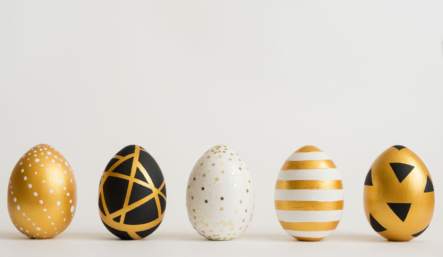 goldene, schwarze und weiße Ostereier goldene, schwarze und weiße Ostereier