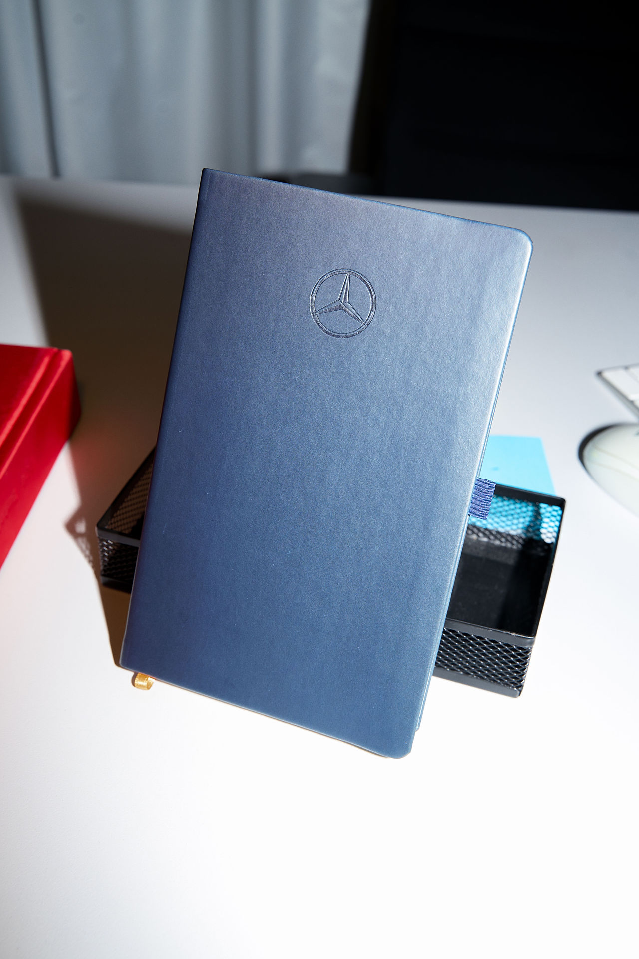Blaues Notizbuch B66959704 auf einem Schreibtisch. Verlinkt auf die Kategorie: Office Essentials. Blaues Notizbuch B66959704 auf einem Schreibtisch. Verlinkt auf die Kategorie: Office Essentials.