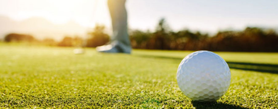 Ein Mercedes-Benz Golfball mit der Teilenummer B66450464 auf einem Golfplatz Ein Mercedes-Benz Golfball mit der Teilenummer B66450464 auf einem Golfplatz
